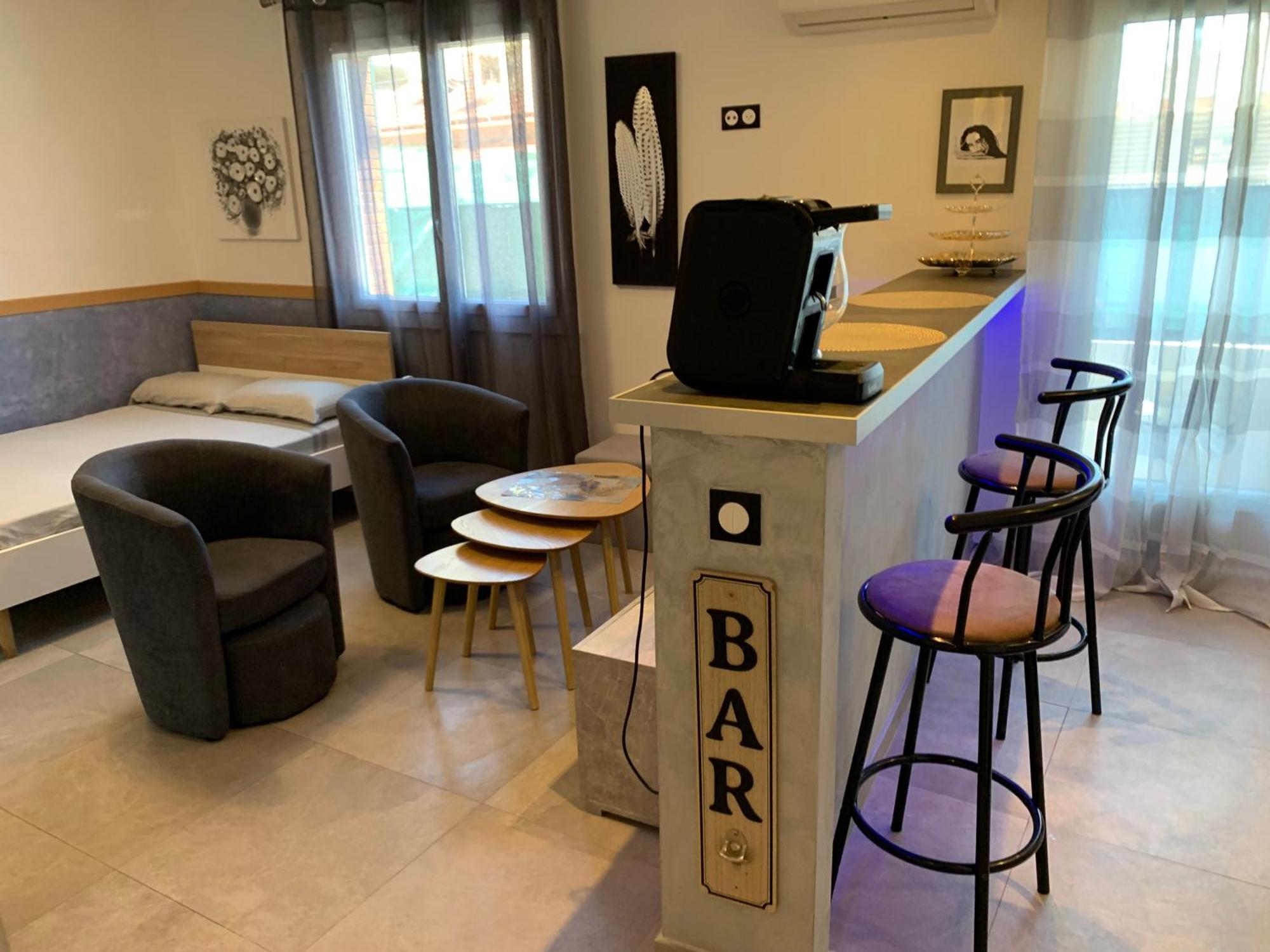 Grand Studio Tres Agreable Avec Bar, Cuisine Et Terrasse 滨海卡涅 外观 照片